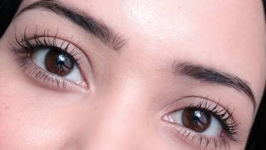 "Pestañas fantasma", el truco de maquillaje para tener una mirada con volúmen