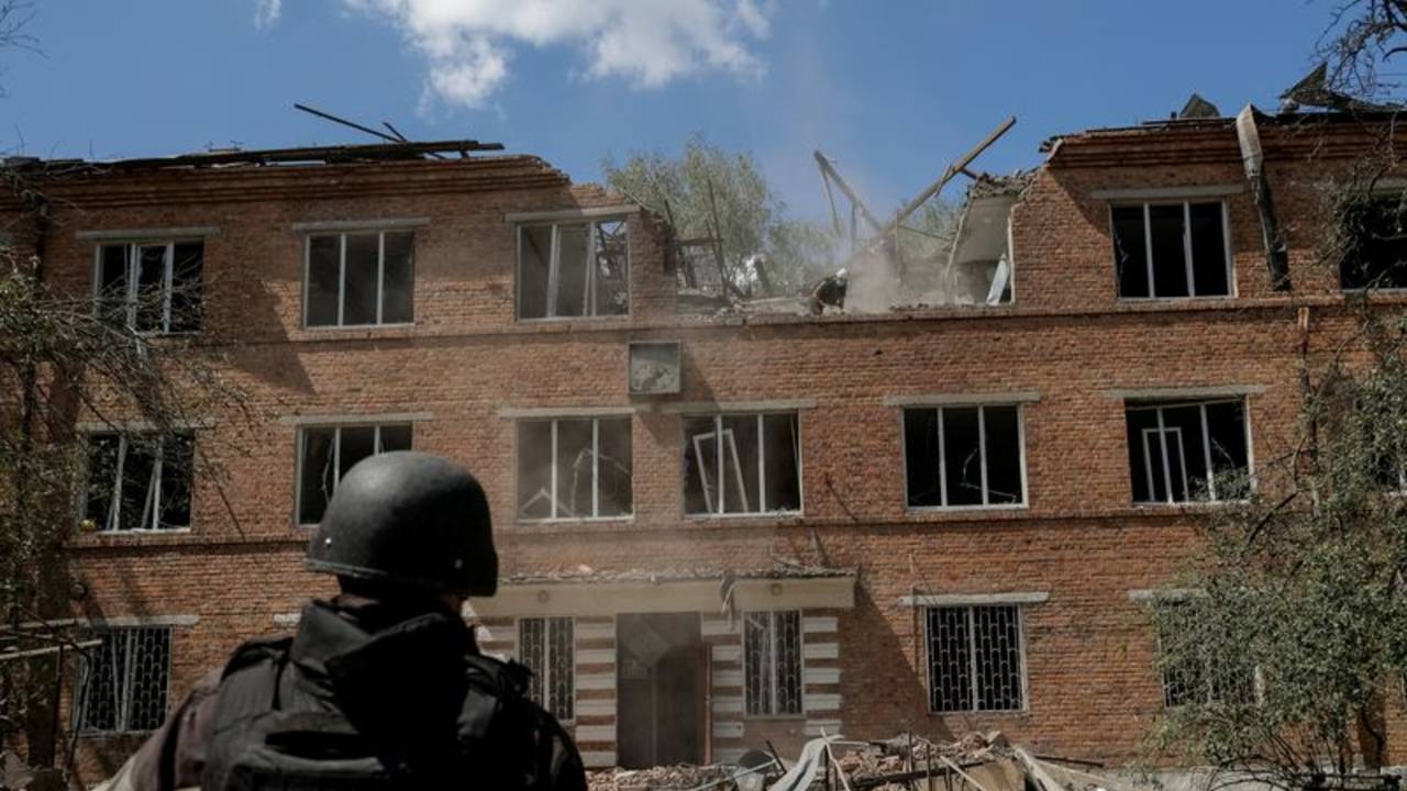 Dos niños, entre los heridos en un ataque nocturno ruso en la región de Járkov, según Ucrania