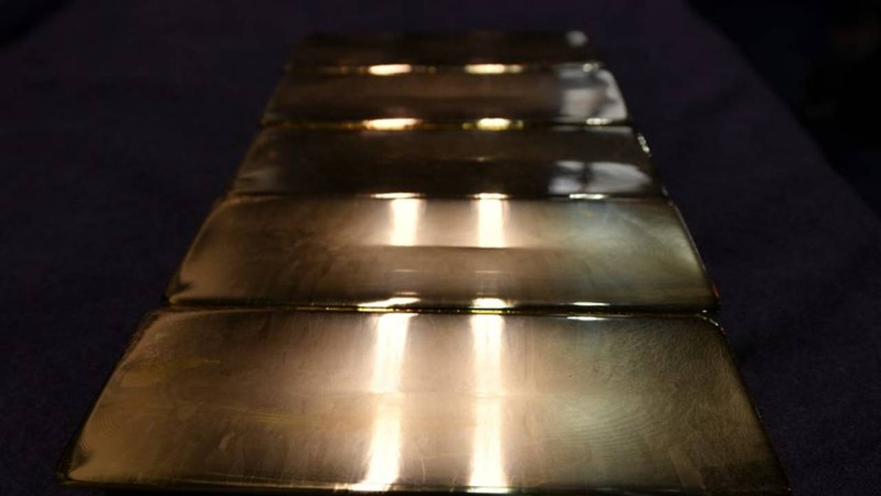 El oro cae desde máximos de dos semanas por la subida del dólar