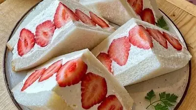 Qué es el strawberry sando. Qué es el strawberry sando.