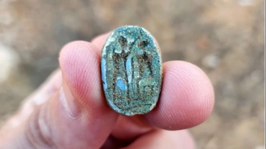 Una niña de 3 años salió a pasear con su familia y encontró una reliquia de más de 3000 años