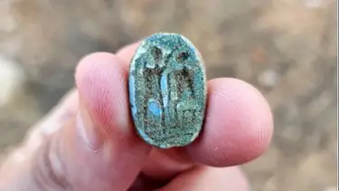 Una niña de 3 años salió a pasear con su familia y encontró una reliquia de más de 3000 años