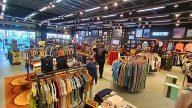Cierra un histórico outlet y "liquida" todo: 2x1 en indumentaria y zapatillas por 50 mil pesos