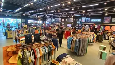 Cierra un histórico outlet y "liquida" todo: 2x1 en indumentaria y zapatillas por 50 mil pesos