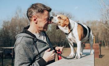 Una veterinaria reveló el verdadero motivo detrás de los "besos" de perros | Mascotas