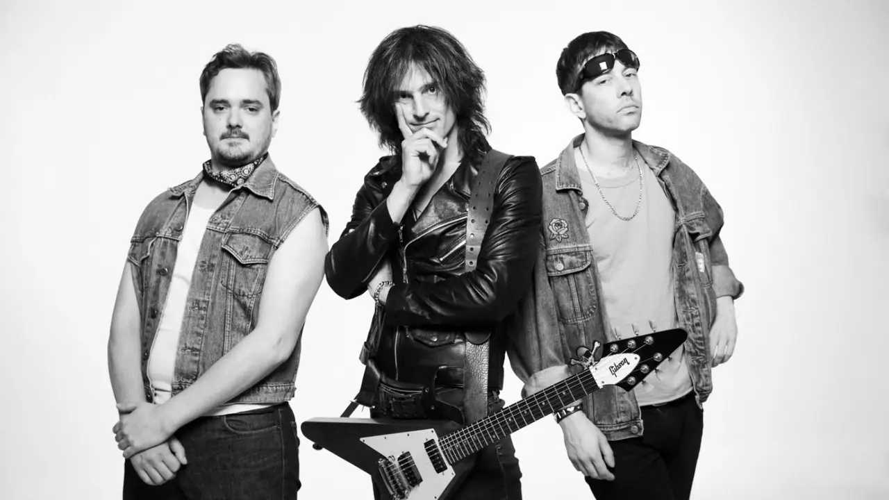 Detonantes vuelve con todo: presenta 'Bola Rápida' en The Roxy Live.