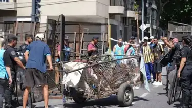 Los cartoneros que resisten la crueldad y enfrentan sanciones por revisar la basura: “¿Qué quieren, que salgamos a robar?”