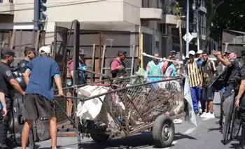 Cartoneros resisten a la crueldad: “¿Qué quieren, que salgamos a robar?" | Cartoneros