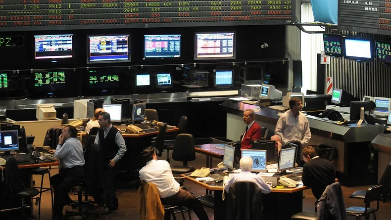 El riesgo país se dispara 5%: trepa a los 640 puntos y caen las acciones argentinas | Crisis económica