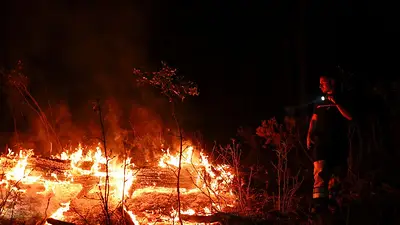 Francia lucha contra un gran incendio por segundo día consecutivo Francia lucha contra un gran incendio por segundo día consecutivo