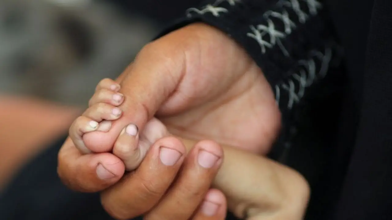 Un padre gazatí llora la pérdida de su hijo por desnutrición y lucha por salvar a sus hermanos