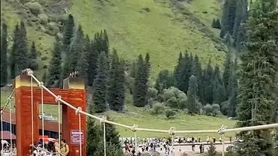 Cinco muertos en la provincia china de Sinkiang tras romperse el cable de un puente colgante Cinco muertos en la provincia china de Sinkiang tras romperse el cable de un puente colgante
