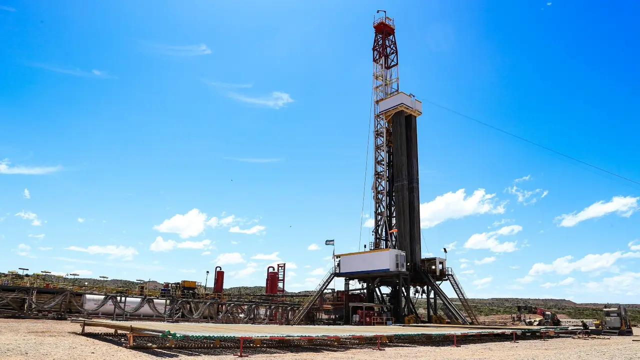 YPF adquiere participación en bloques clave de Vaca Muerta tras acuerdo con Total.