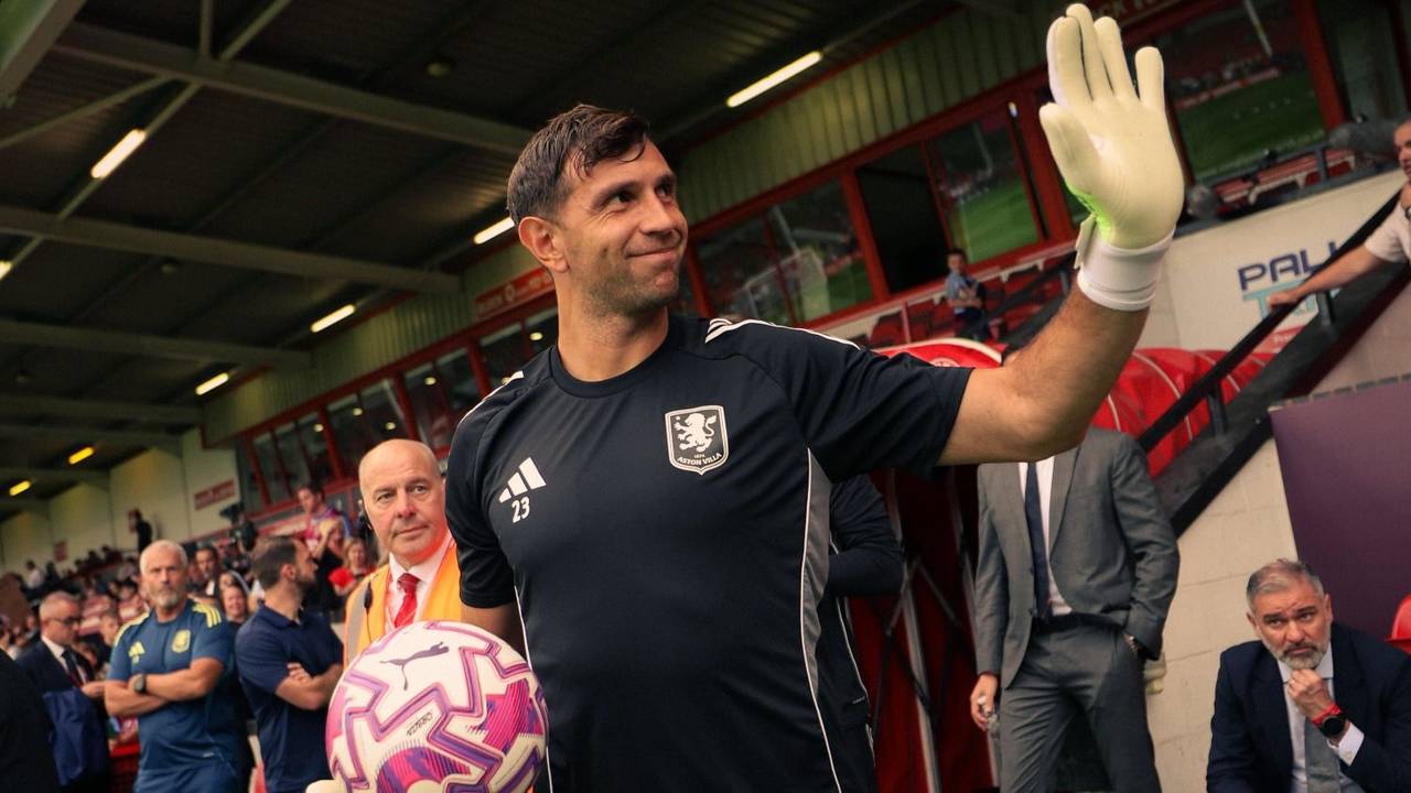 Emiliano Dibu Martínez, Premio Yashin, Balón de Oro, Aston Villa