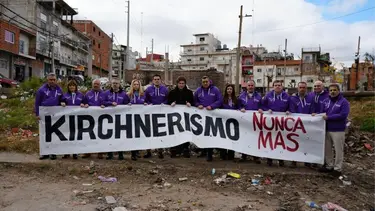 Golpeado por el revés en el Congreso, Milei banalizó el Nunca Más para hacer campaña en PBA contra el kirchnerismo