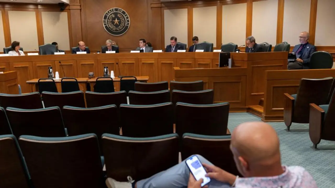Senador dice que FBI ayudará a localizar a demócratas que salieron de Texas para impedir votación
