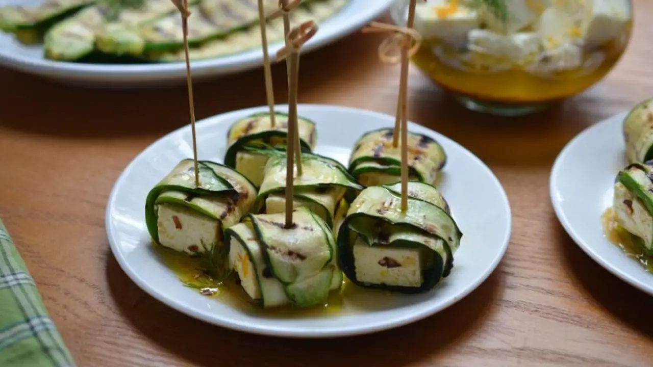 Cómo hacer rolls de zucchini rellenos de verdura. Paso a paso para hacer rolls de zucchini. Recetas rápidas con zucchini.