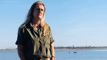 La guardiana de Epecuén: era chica cuando la ciudad quedó bajo el agua, volvió y hace más de 10 años cuida a sus míticos flamencos