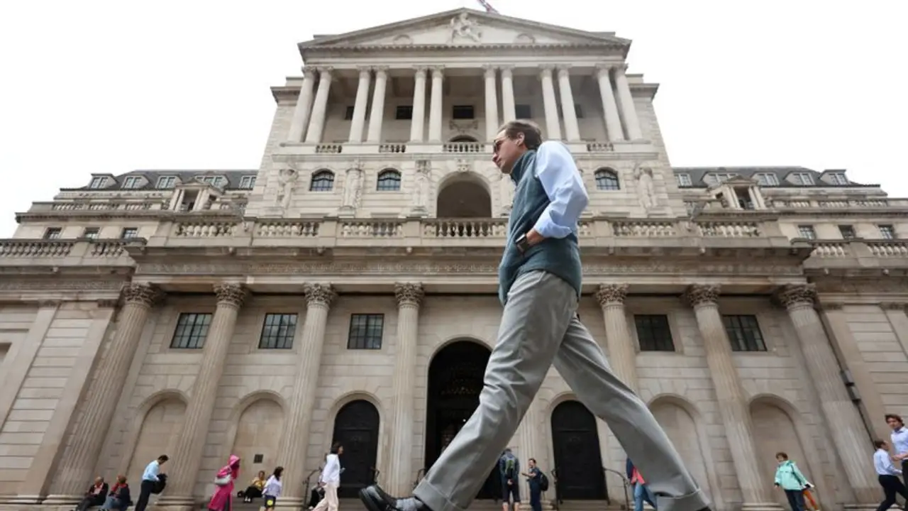 El economista jefe del BoE ve riesgos que podrían ralentizar las bajadas de tipos