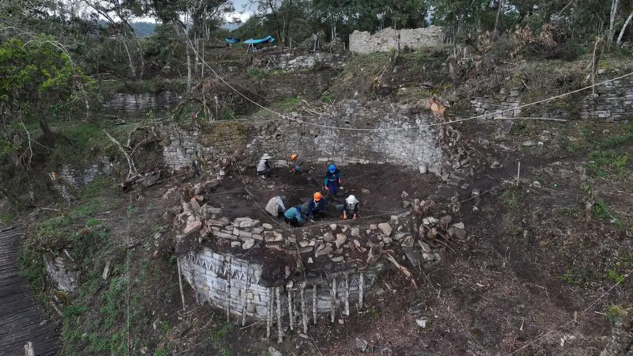Cabezas de piedra y friso único en su tipo dan luz sobre antiguos "Guerreros de las Nubes" en Perú