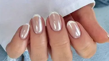 La "francesita cristal" es la manicura que será tendencia en la primavera 2026