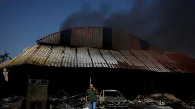 Los bomberos luchan contra los "torbellinos de fuego" en el norte de España Los bomberos luchan contra los "torbellinos de fuego" en el norte de España
