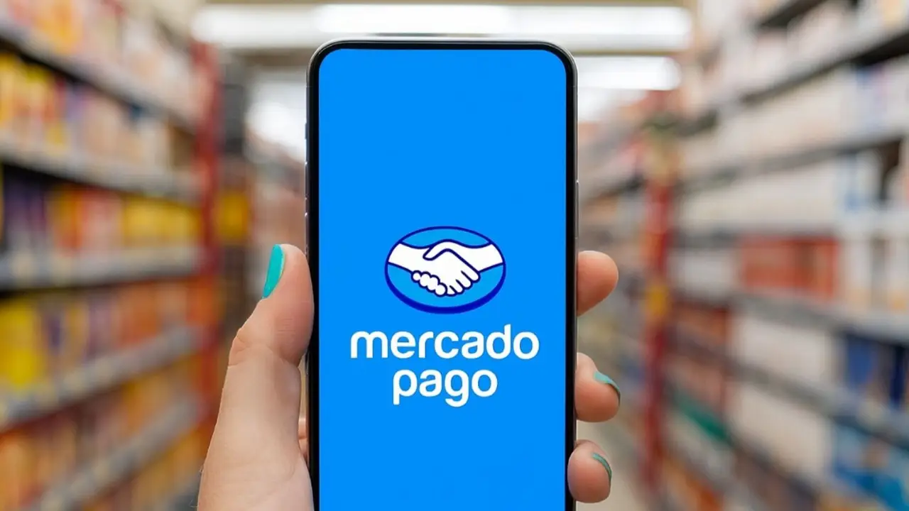 Celular con el logo de  Mercado Pago.