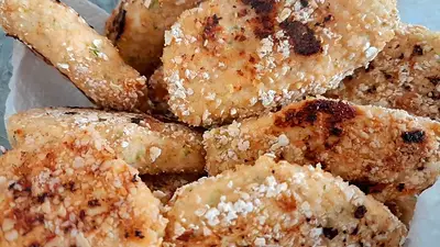 Cómo es la receta para hacer nuggets caseros sin harinas. Cómo es la receta para hacer nuggets caseros sin harinas.