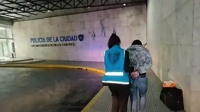Policía con la acusada esposada Policía con la acusada esposada