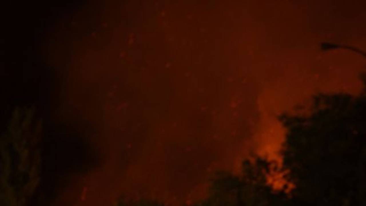 Los bomberos controlan un incendio cerca de Madrid que causó evacuaciones y un herido