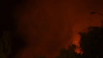 Los bomberos controlan un incendio cerca de Madrid que causó evacuaciones y un herido Los bomberos controlan un incendio cerca de Madrid que causó evacuaciones y un herido