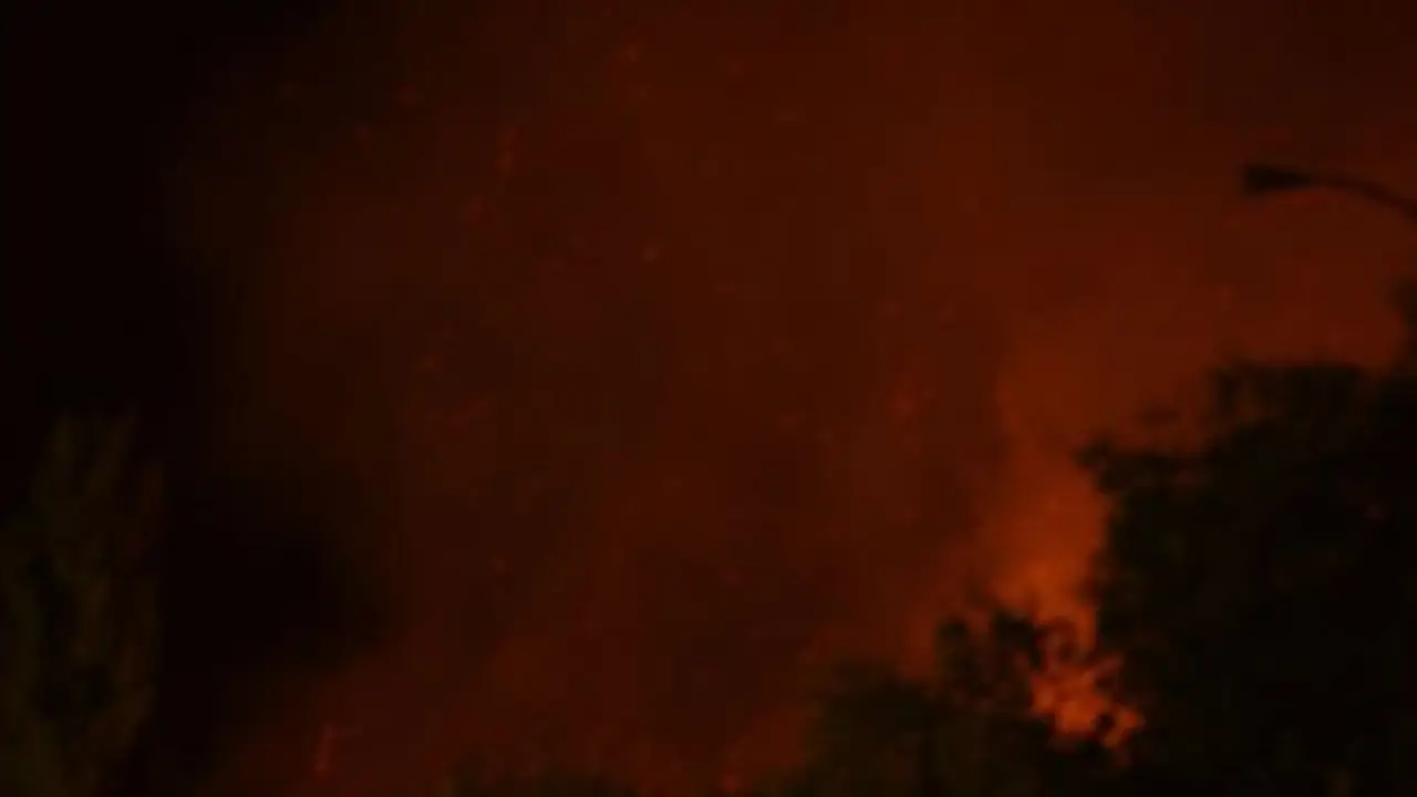 Los bomberos controlan un incendio cerca de Madrid que causó evacuaciones y un herido