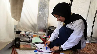 Los estudiantes de Gaza sustituyen las grandes ambiciones por la búsqueda de alimentos Los estudiantes de Gaza sustituyen las grandes ambiciones por la búsqueda de alimentos