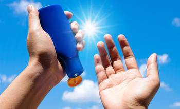 El lugar donde no hay que olvidar poner protector solar, según una especialista | Salud