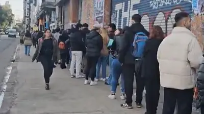 Largas filas para conseguir trabajo en el barrio de Chacarita Largas filas para conseguir trabajo en el barrio de Chacarita