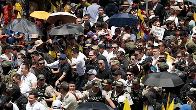Presidente de Ecuador lidera marcha contra suspensión de medidas de seguridad Presidente de Ecuador lidera marcha contra suspensión de medidas de seguridad