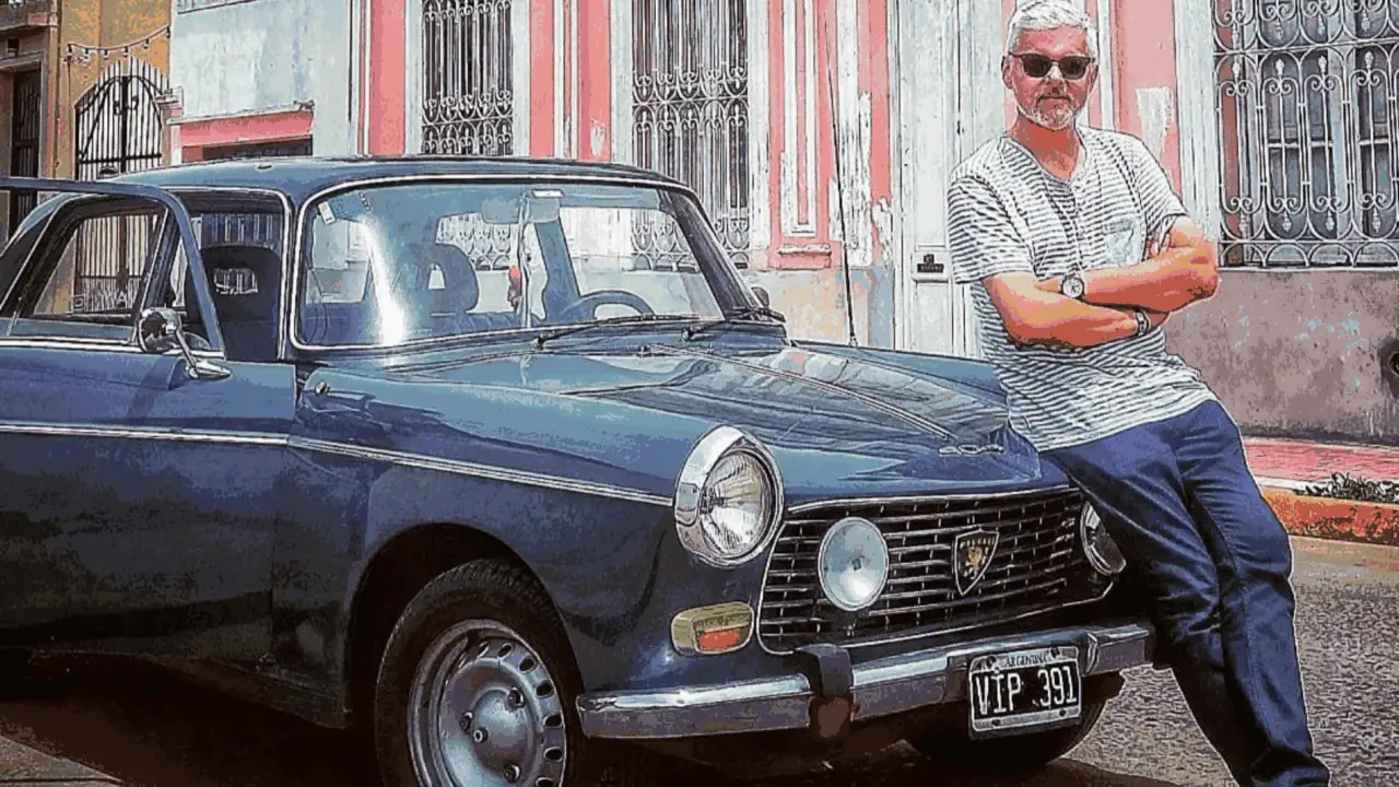 Compró y restauró un Peugeot 404 modelo 67 igual al de su padre y recorre pueblos "desaparecidos" de los que toma fotos artísticas