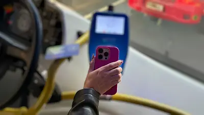 Los pasajeros ya pueden pagar el colectivo con una nueva billetera virtual Los pasajeros ya pueden pagar el colectivo con una nueva billetera virtual
