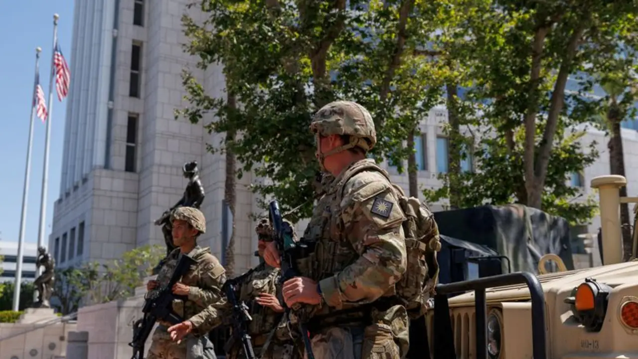 California dice que Trump envió militares para "silenciar" las protestas en Los Ángeles