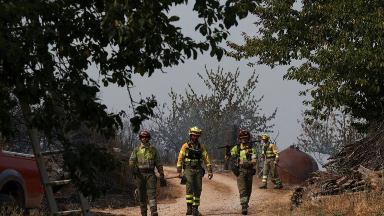 Muere un bombero voluntario mientras los incendios siguen quemando una España azotada por el calor
