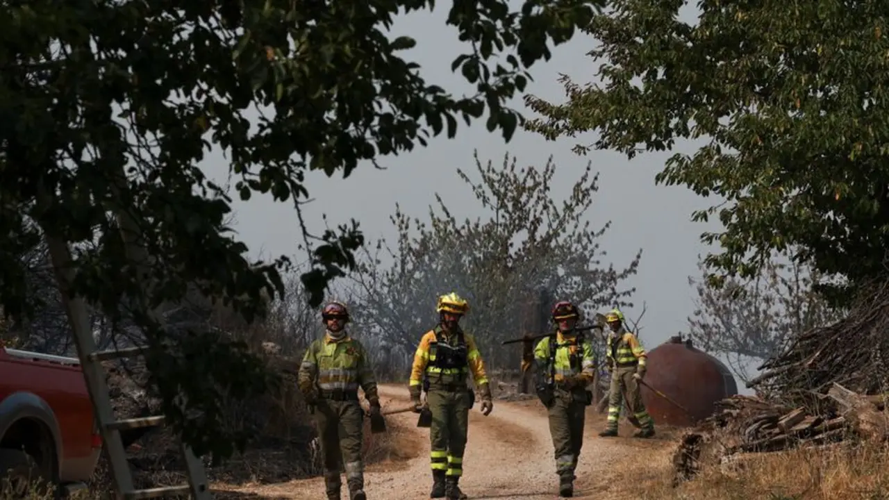 Muere un bombero voluntario mientras los incendios siguen quemando una España azotada por el calor