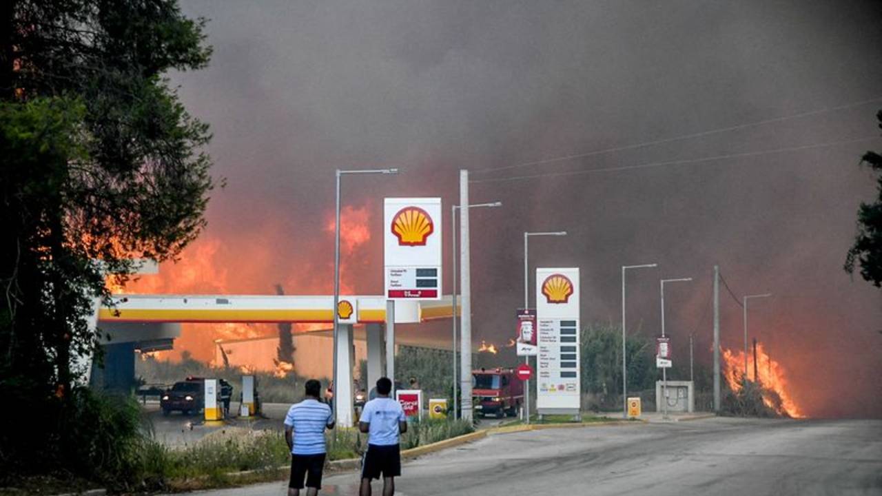 Los incendios avivados por la ola de calor continúan quemando casas y fábricas en Europa