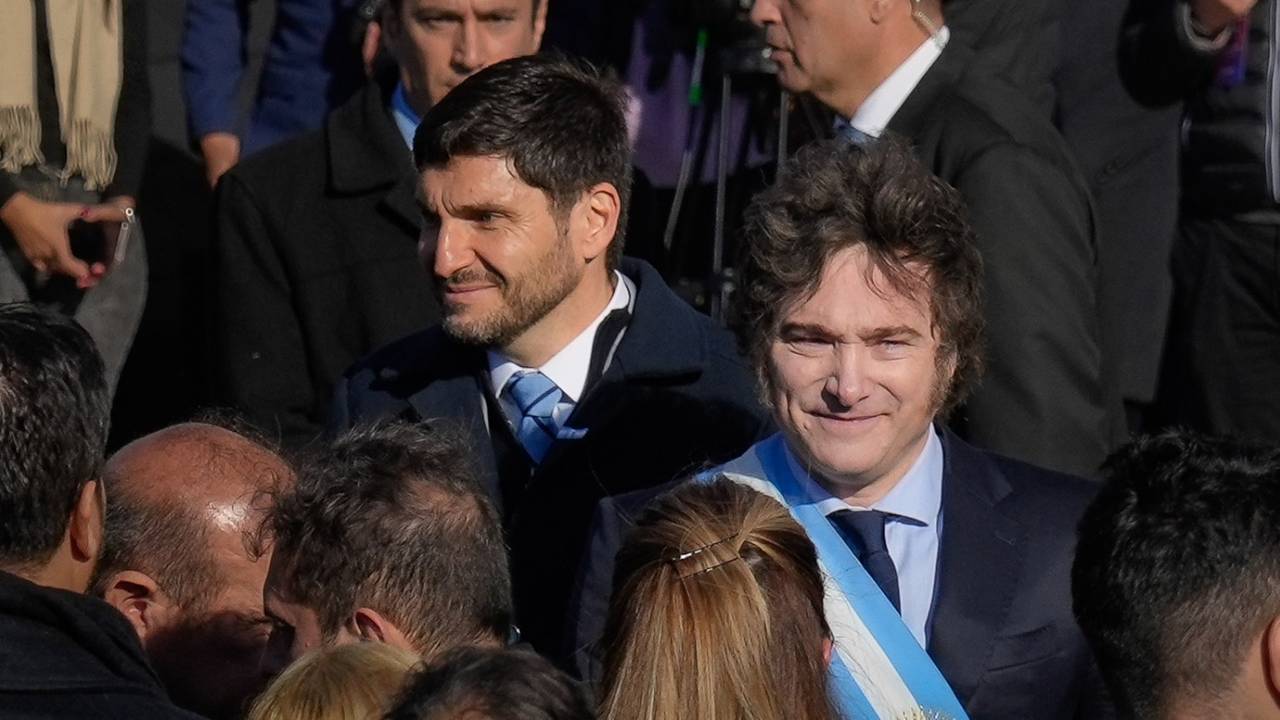 Pullaro, el mejor alumno de Milei: planchó los salarios y subió hasta 900% los servicios