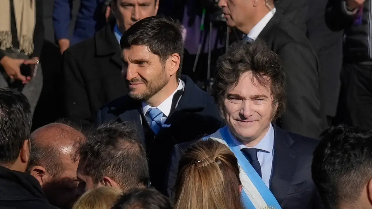 Pullaro, el mejor alumno de Milei: planchó los salarios y subió hasta 900% los servicios
