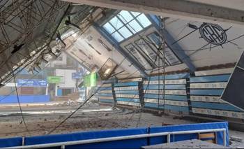 Casi una tragedia: se derrumbó el techo del estadio de Regatas de Corrientes | Básquet