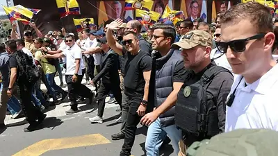 Manifestantes liderados por Daniel Noboa marcharon haciendo el saludo nazi en Ecuador Manifestantes liderados por Daniel Noboa marcharon haciendo el saludo nazi en Ecuador