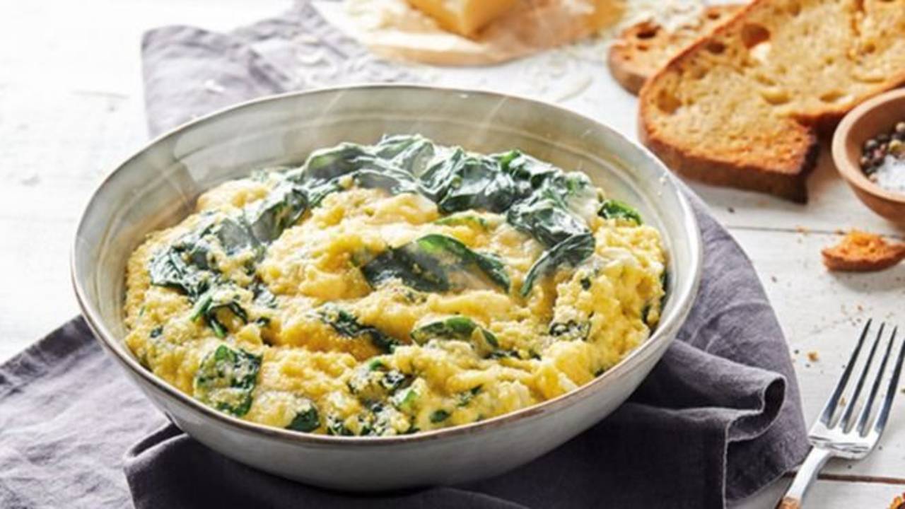 Receta de polenta con espinaca. Cómo hacer una polenta con verdura. Recetas innovadoras de polenta con verdura.