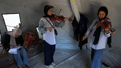 Los jóvenes músicos de Gaza tocan y cantan entre las ruinas causadas por la guerra Los jóvenes músicos de Gaza tocan y cantan entre las ruinas causadas por la guerra