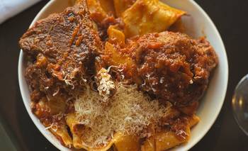El restaurante con estilo clásico y espíritu portuario que se volvió sensación | Gastronomía