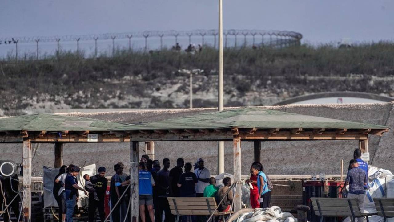 Al menos 26 migrantes mueren en un naufragio frente a isla italiana de Lampedusa